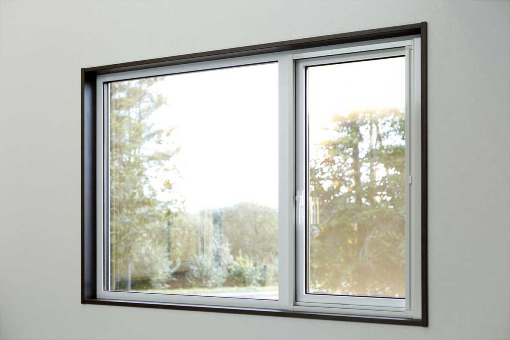 窓ガラスフィルムで快適な室内環境を実現！効果的な暑さ対策のポイントとメリット